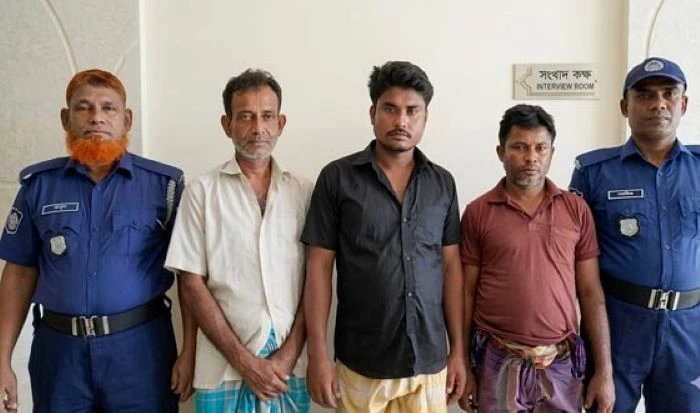 চিতলমারীতে পুলিশের বিশেষ অভিযানে তিন নারীসহ সাজাপ্রাপ্ত ৬ আসামি আটক